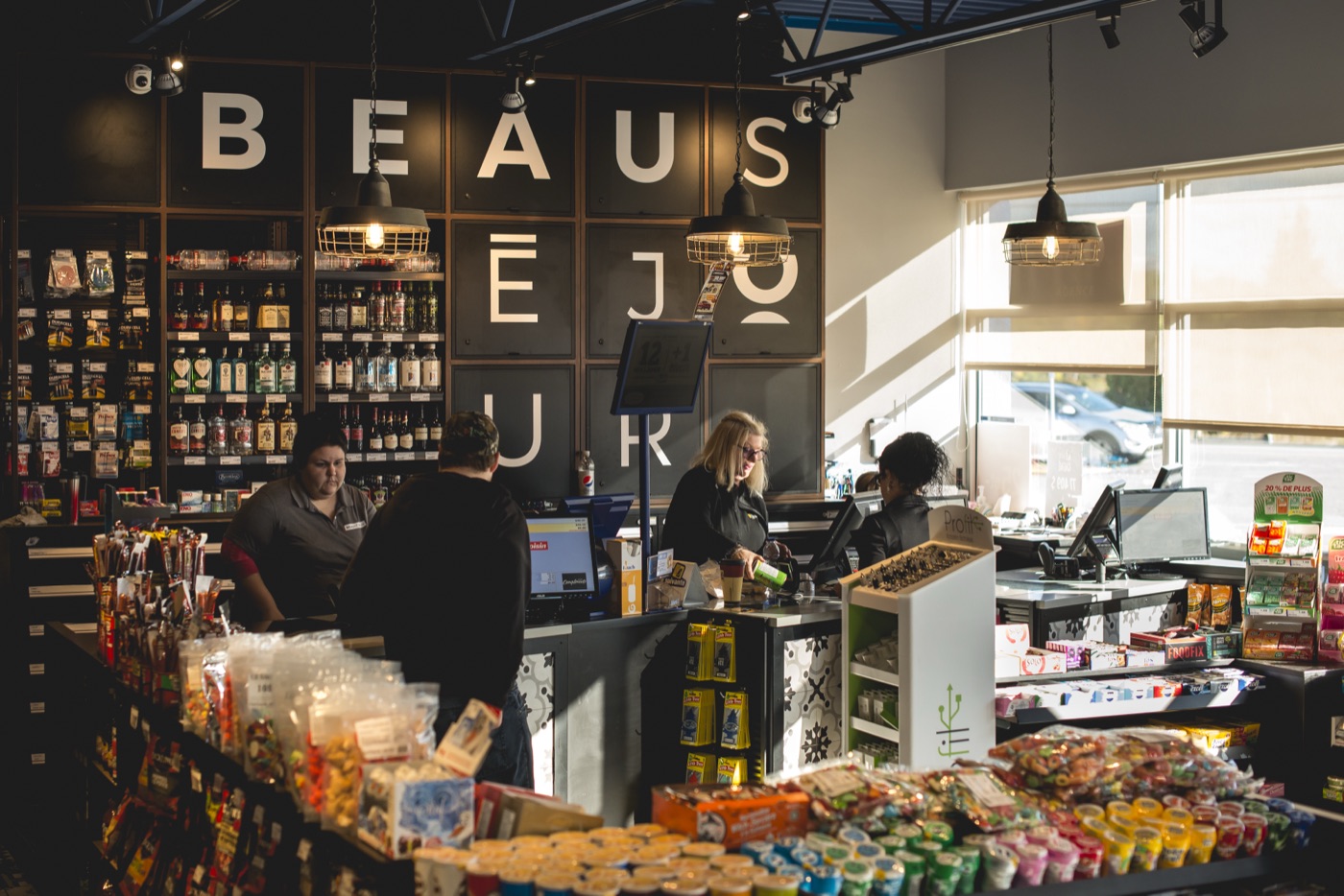 Intérieur d'un magasin Beauséjour avec l'équipe au comptoir