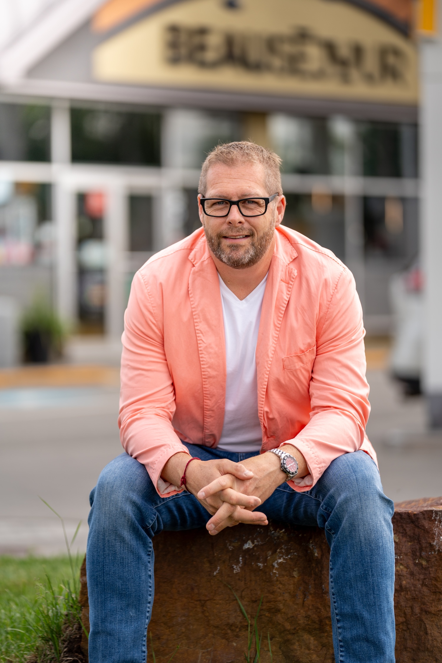 Érick devant un magasin Beauséjour