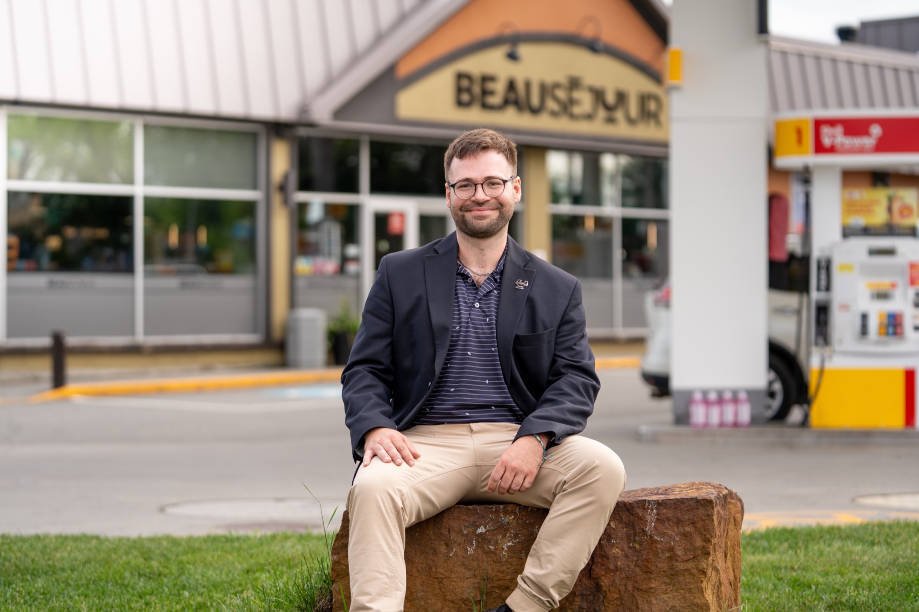 Érick devant un magasin Beauséjour